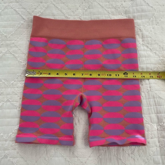 Fabletics Seamless High-Waisted 9” Shorts, size M 💜🧡💗 - Picture 5 of 7